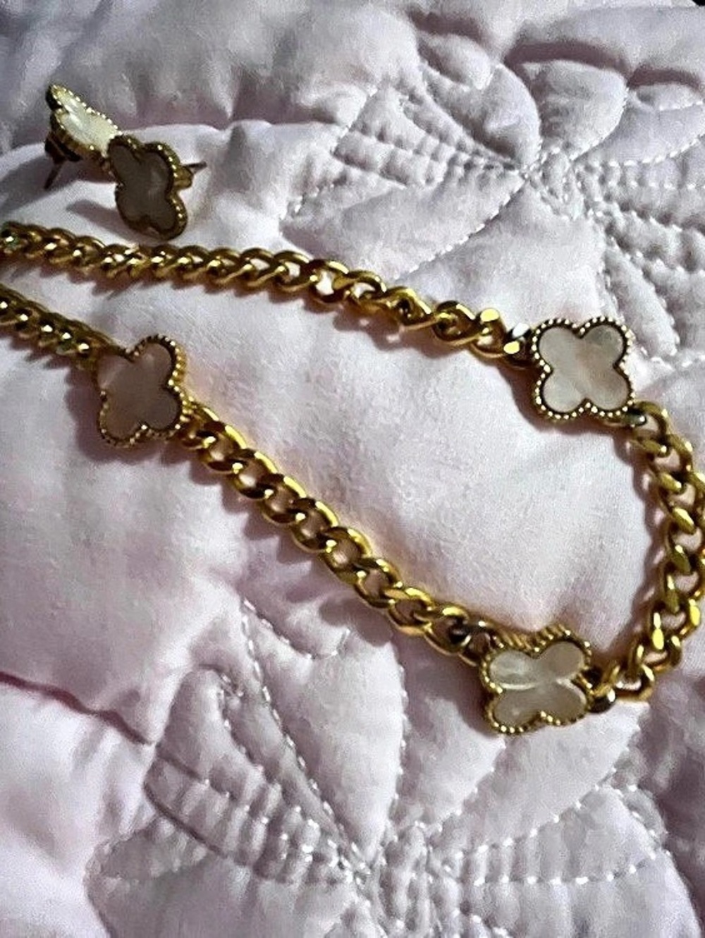 Clover Pendant Necklace Set in Gold & White